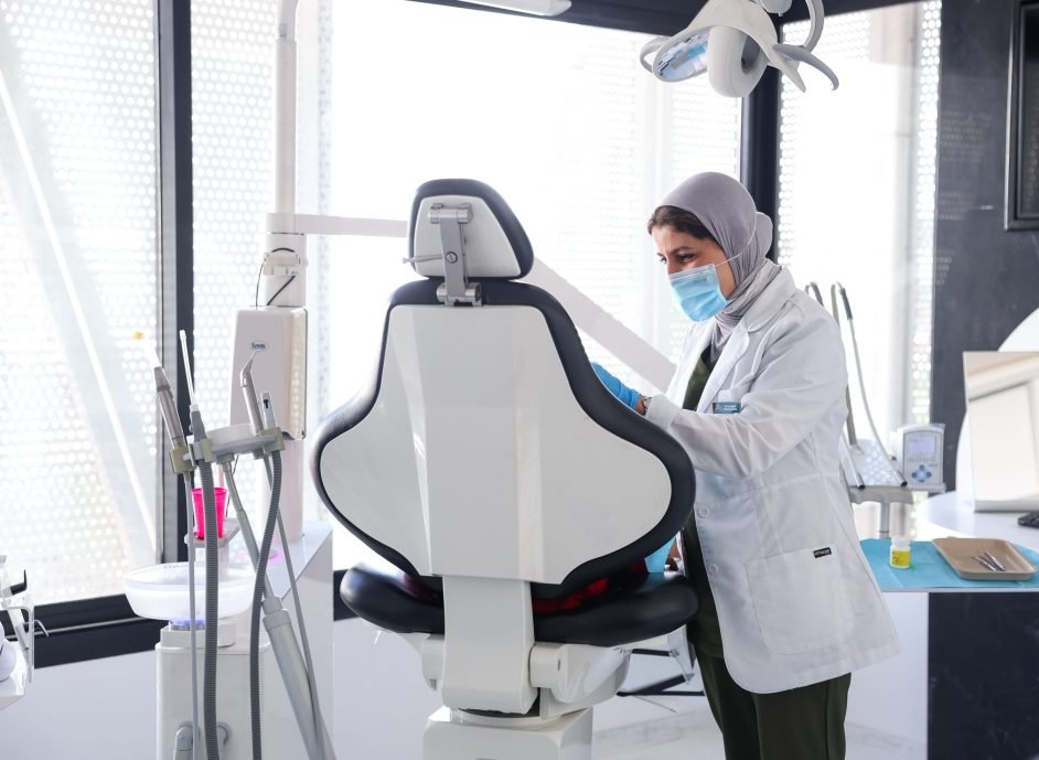 Praticien d’Art’s Clinic au fauteuil de soins