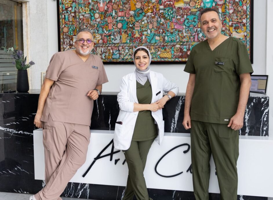 Équipe de praticiens d’Art’s Clinic dans la clinique